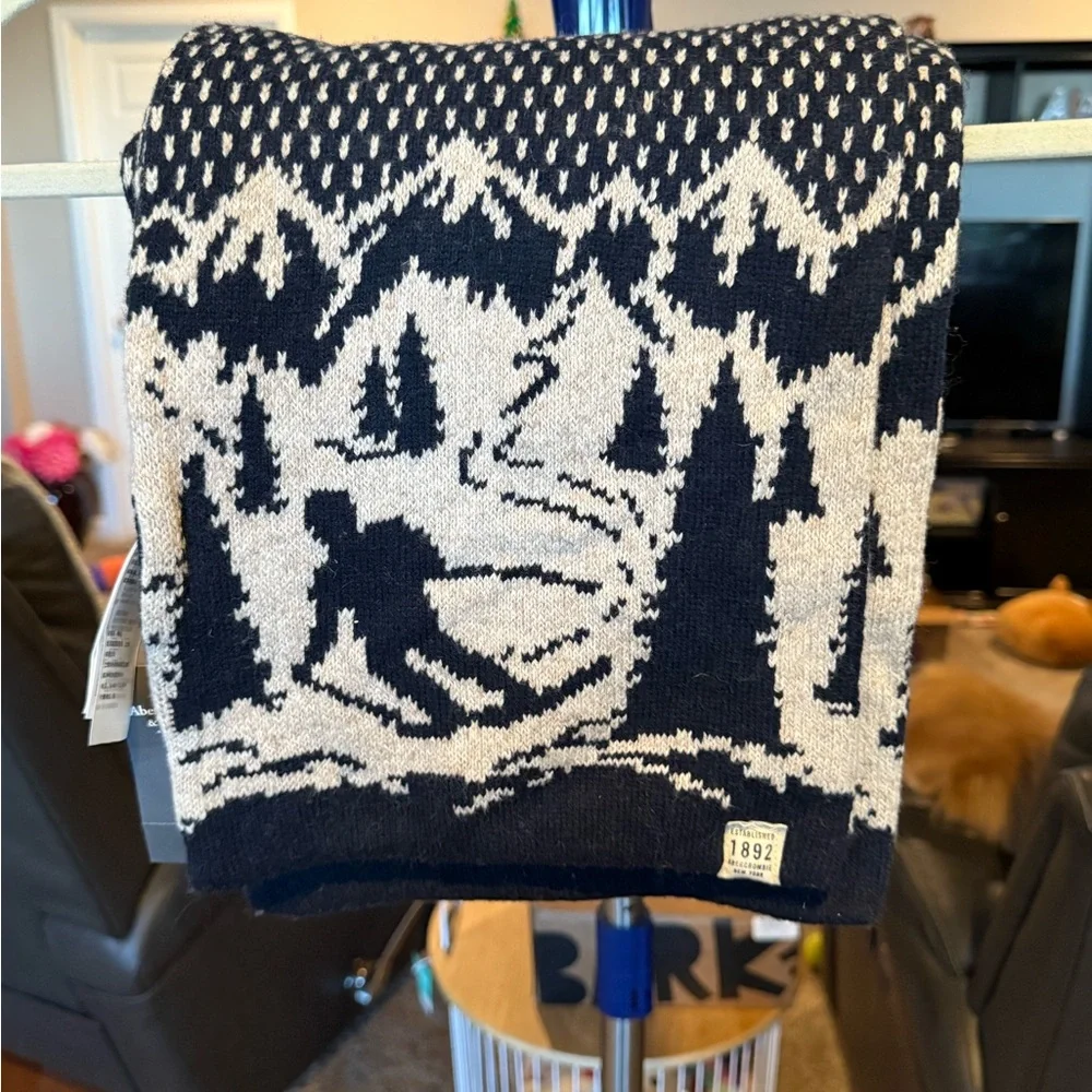 Black and White Scenic Knit Scarf